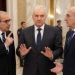 فادي كرم يتدخل لوقف مشادة بين نواف سلام
