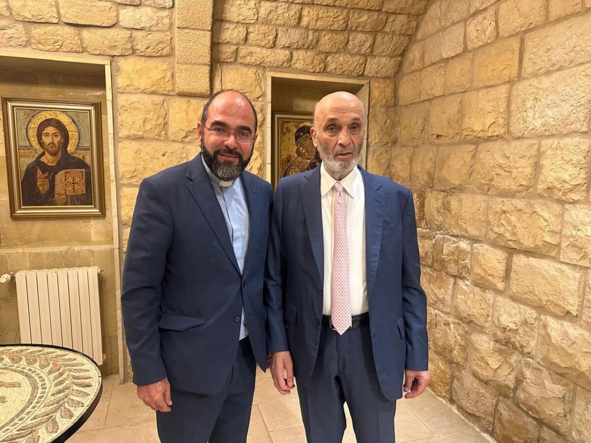 سمير جعجع والأب بشارة إيليا في دير مار يوحنا القلعة